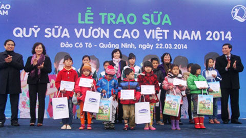 Vinamilk dành 8 tỷ đồng cho Quỹ “Vươn cao Việt Nam” năm 2014