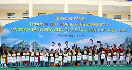 Trẻ em Quảng Ninh đón nhận ngôi trường mới từ Chủ tịch Quốc hội và hơn 71 ngàn ly sữa từ Quỹ sữa Vươn cao Việt Nam