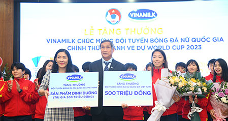 Vinamilk trao thưởng 500 triệu tiền mặt và 2 năm sử dụng sản phẩm để chúc mừng thành tích đội tuyển bóng đá nữ quốc gia