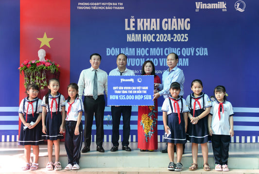 GẦN 200.000 HỘP SỮA VINAMILK DÀNH TẶNG CÁC EM HỌC SINH NHÂN NGÀY HỘI TỰU TRƯỜNG